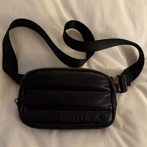 Lululemon Everywhere Belt Bag Wunder Puff in black nylon.